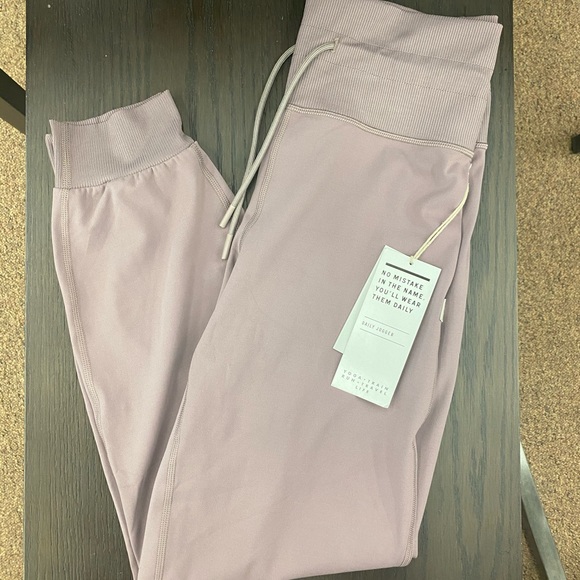 Vuori Pants - Women’s Vuori Daily Jogger in Hazel Small NWT